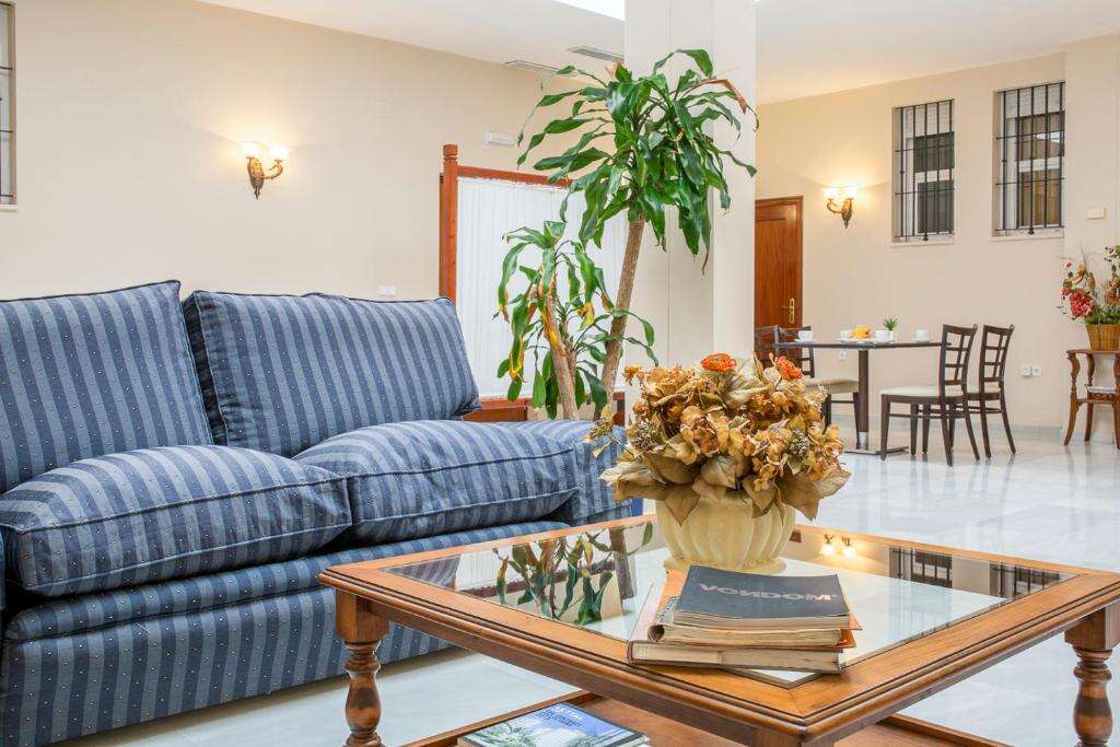Lounge area with sofa at Hotel Gran Avenida